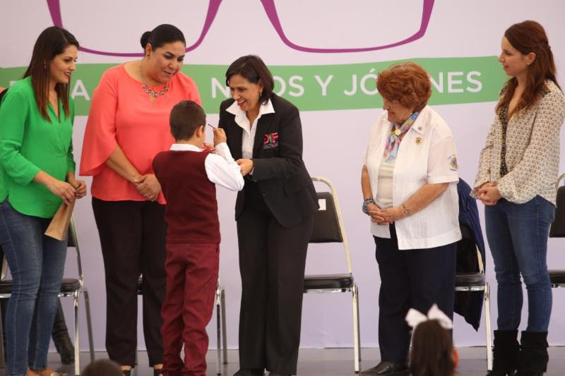 Benefician con lentes a <br>mil 800 estudiantes de Saltillo