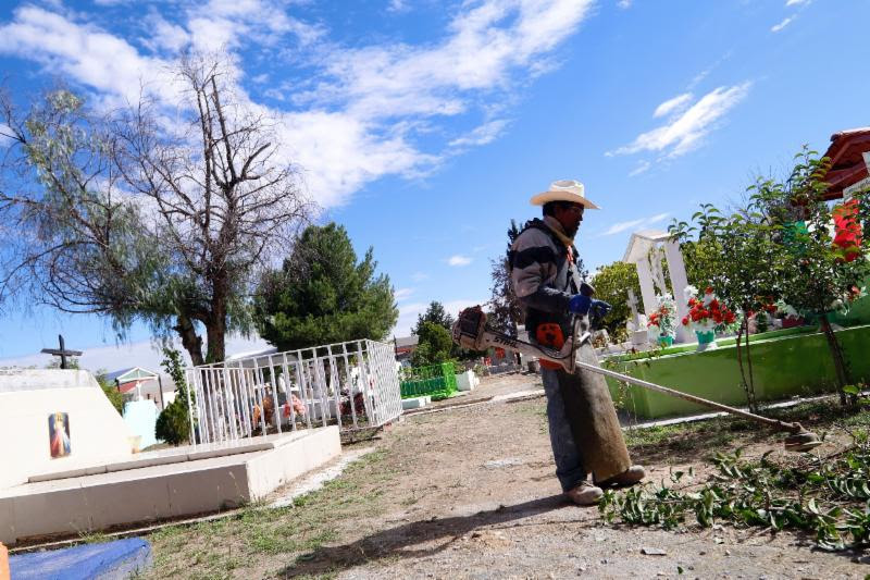 Mantienen limpios cementerios ante celebración del día de muertos