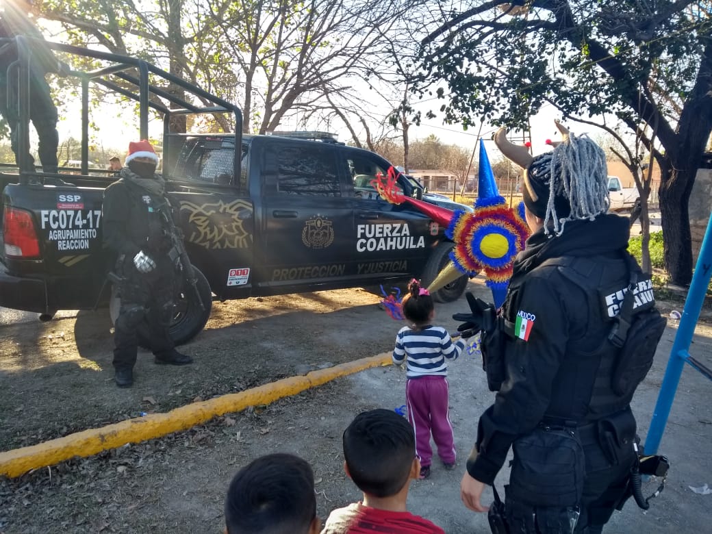 Adelanta Fuerza Coahuila navidad a niños de la Carbonífera