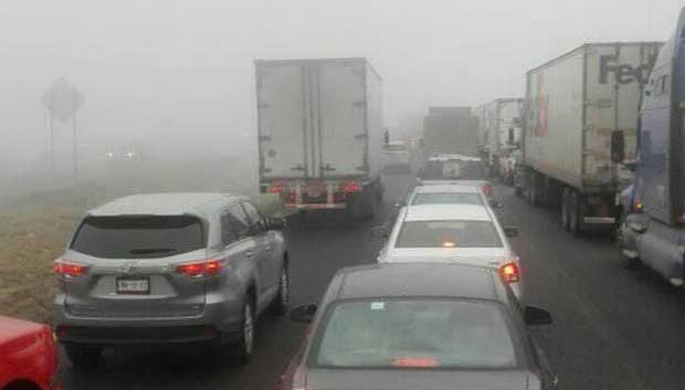 Lleva 10 horas cerrada autopista <br>Saltillo-Monterrey; la libre, un caos