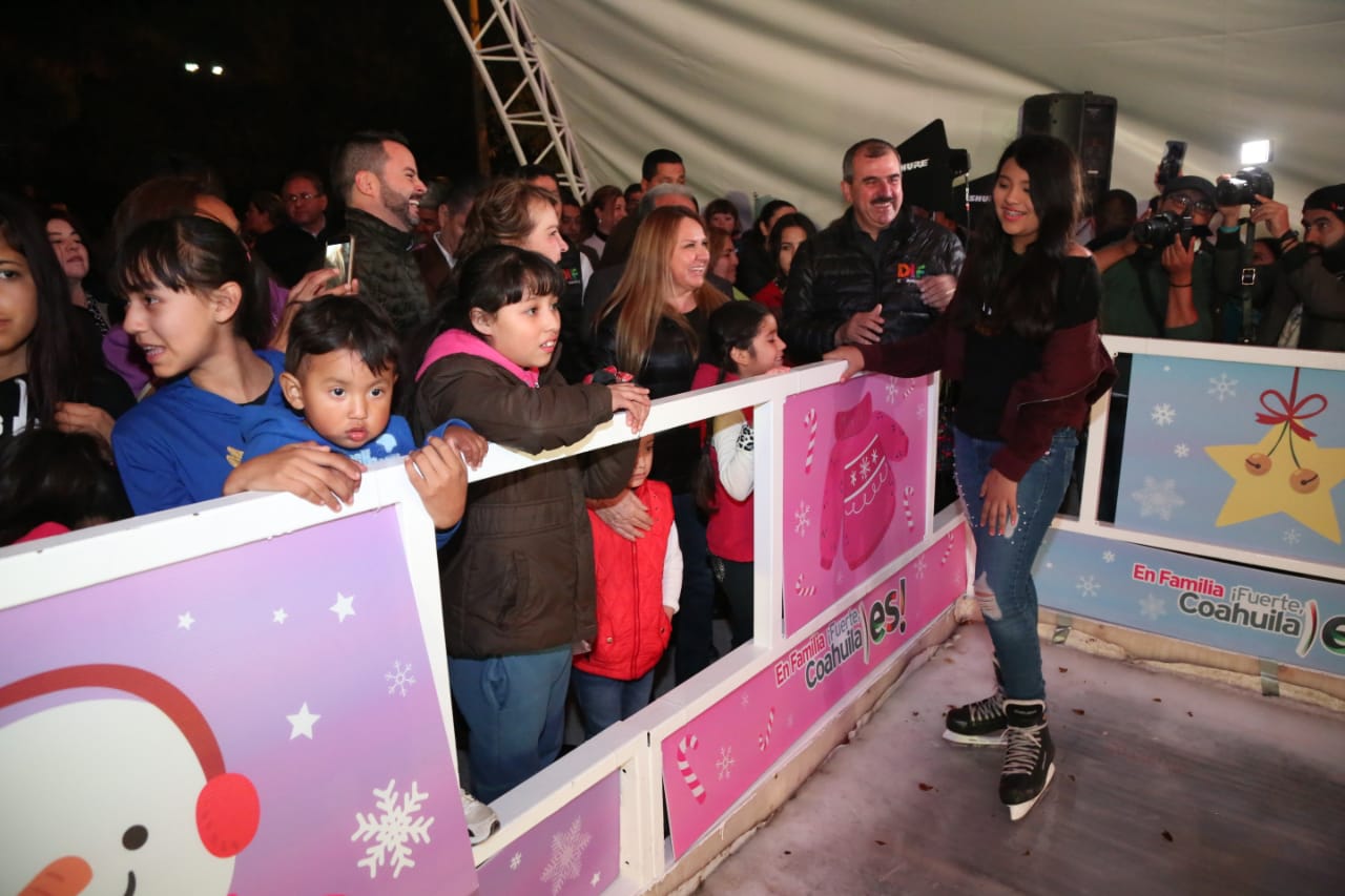 Patinan sobre hielo familias de Ramos Arizpe