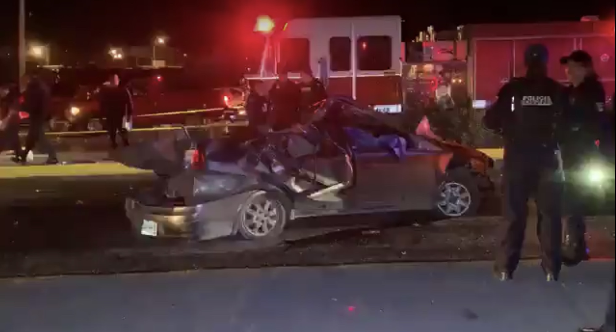 Auto “vuela” y aplasta a tres vehículos <br>en Saltillo; mueren dos personas