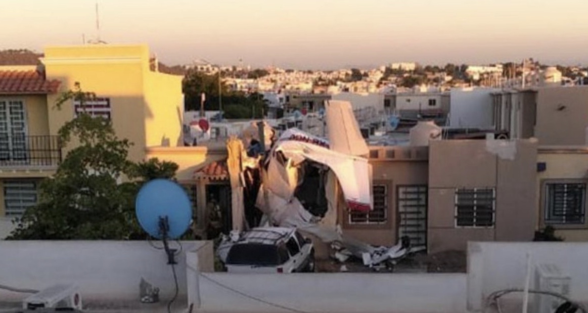 Cae avioneta sobre casas en <br>Culiacán; mueren 4 personas