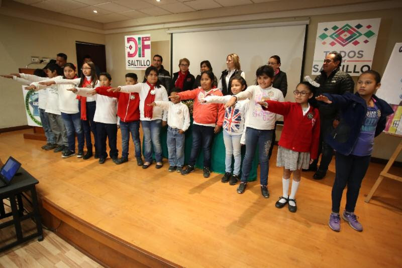 Entrega Liliana Salinas insignias a niños comprometidos con el medio ambiente