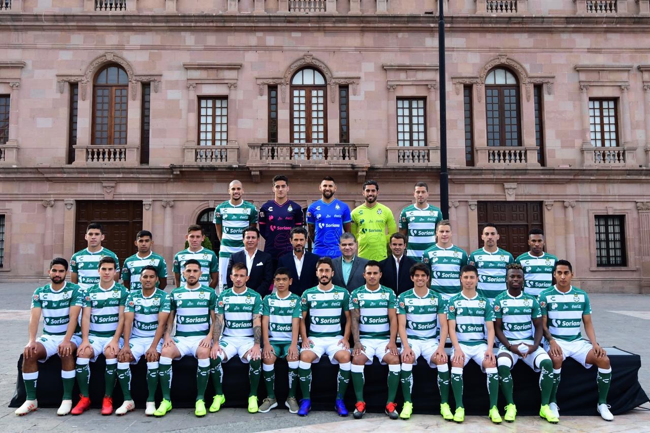 Entrega Riquelme <br>reconocimientos al Club Santos