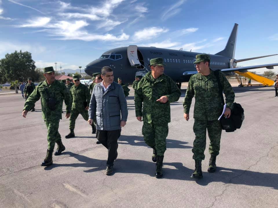 Recibe Riquelme a Secretario de la Defensa <br>en Torreón; definen estrategia de seguridad