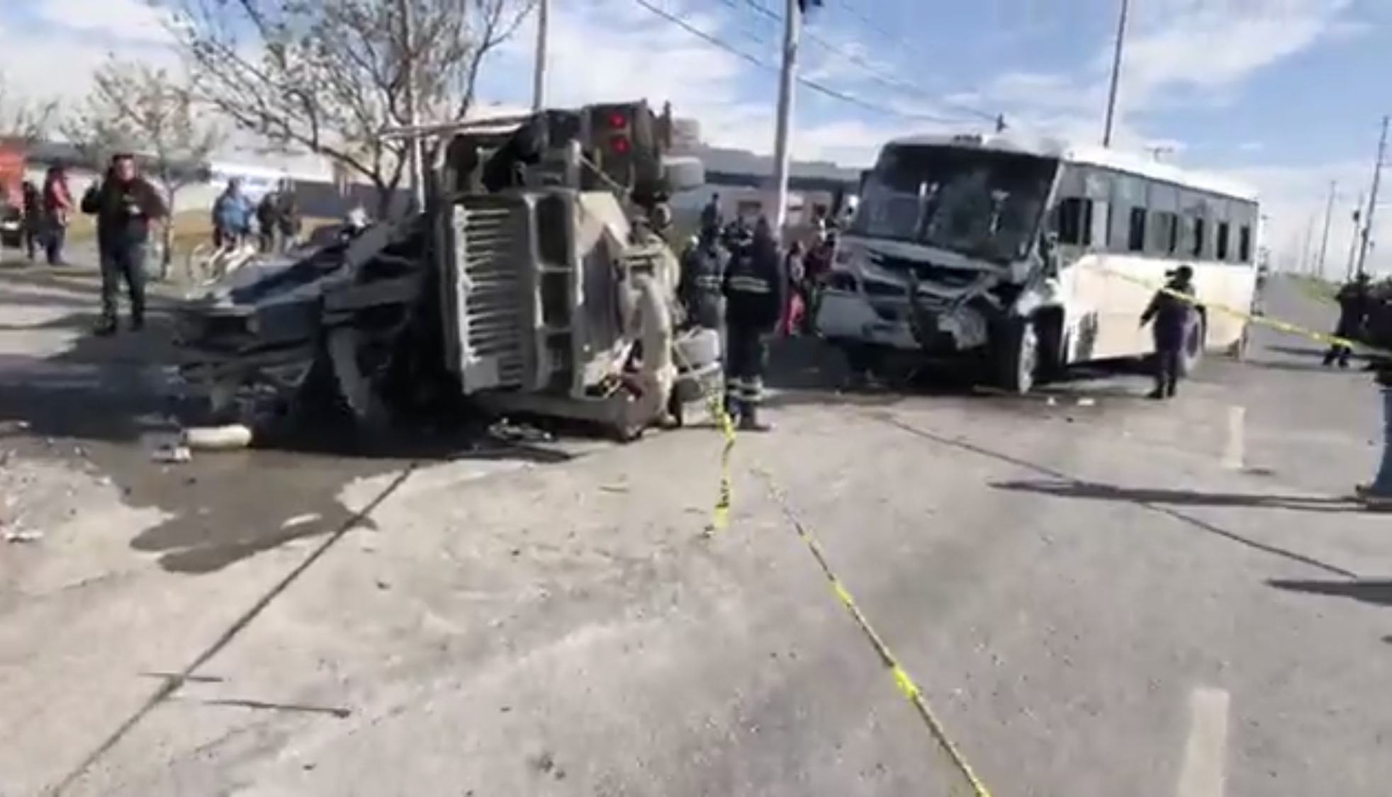 Encontronazo entre camión y grúa <br>deja más de 30 heridos, en Saltillo