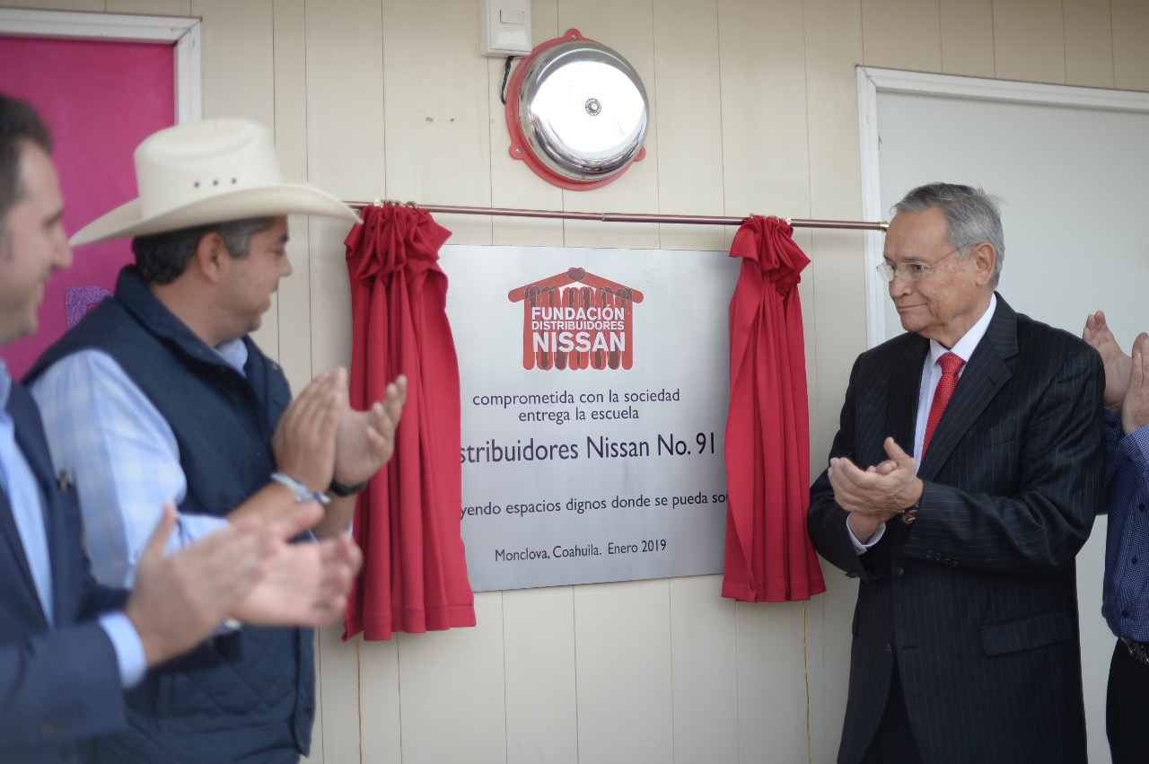 Entregan obra y equipo a escuela de Monclova