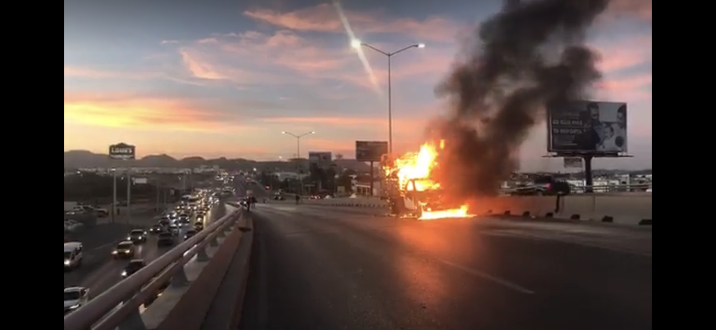 Arde camión en periférico de Saltillo