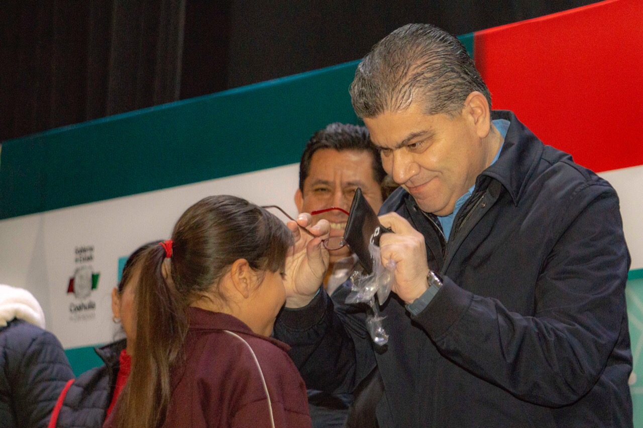 Entrega Riquelme ‘lentes para <br>todos’ en San Pedro