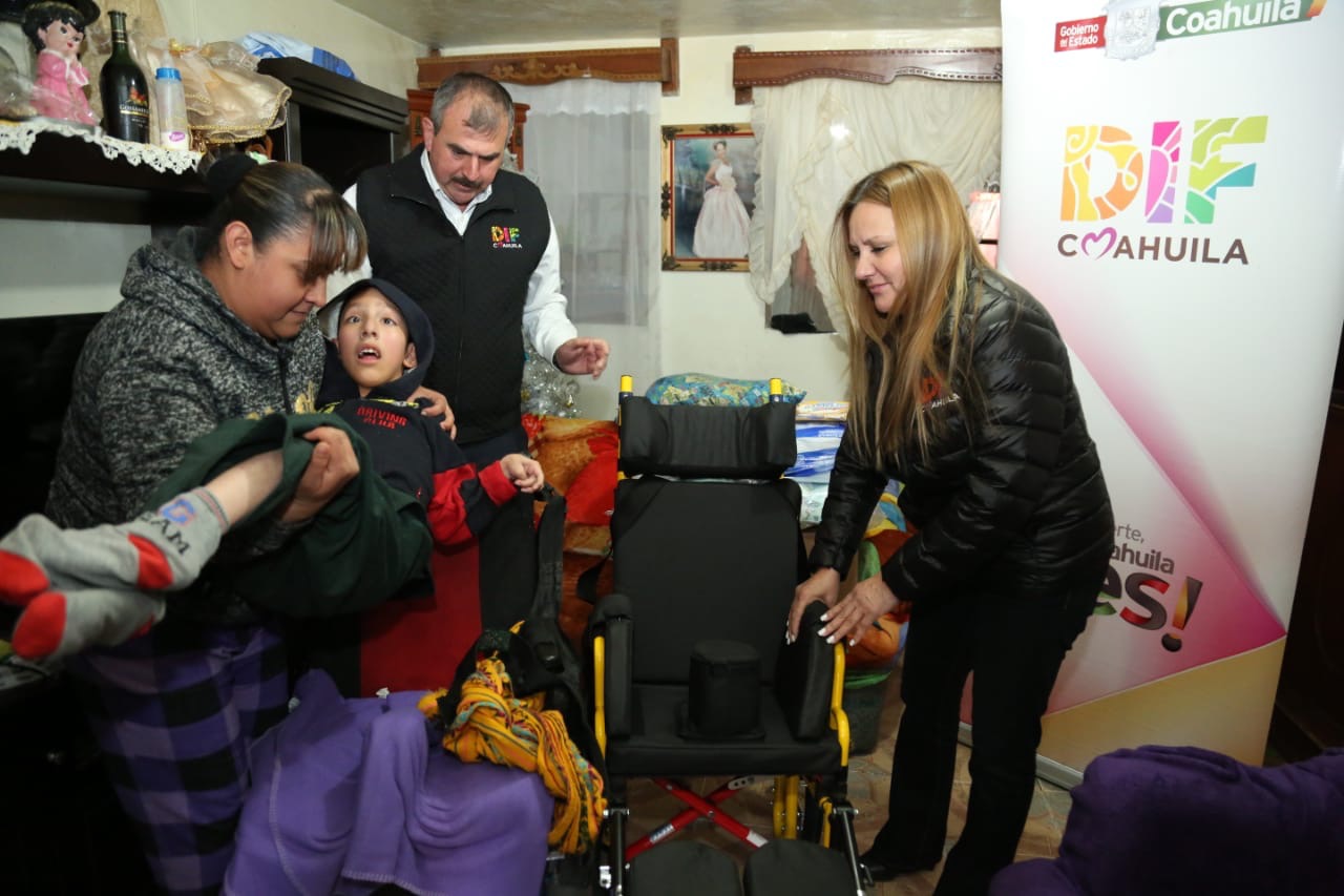 Entrega Marcela Gorgón apoyos a menores con parálisis cerebral
