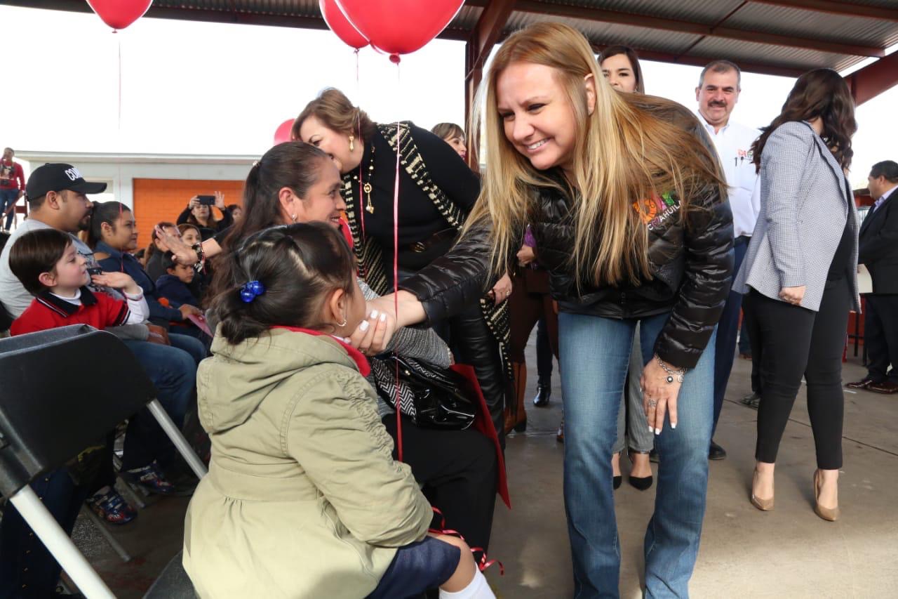Entrega Marcela Gorgón apoyos en la región Carbonífera