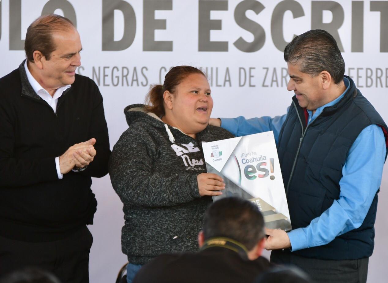 Entrega Riquelme escrituras en Piedras Negras