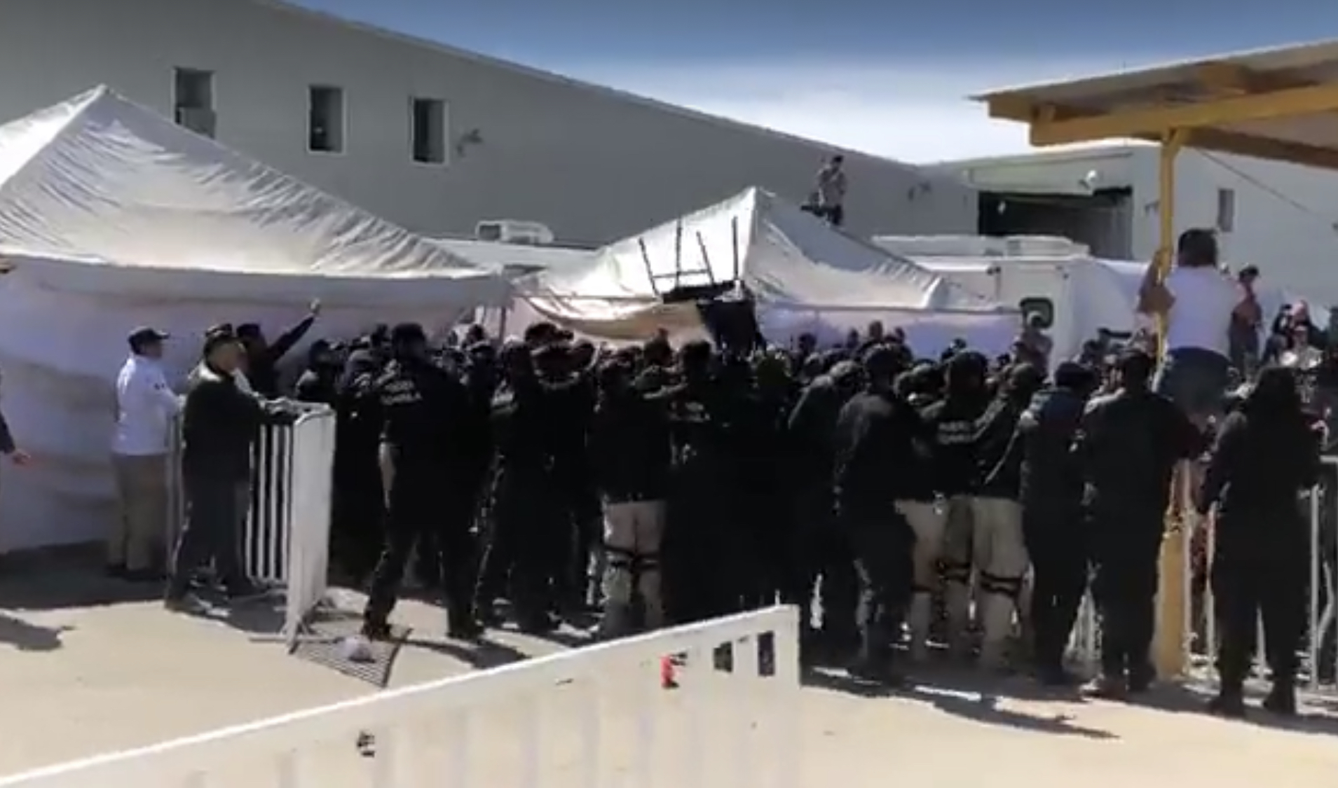 Continúan disturbios en albergue <br>de migrantes en Piedras Negras