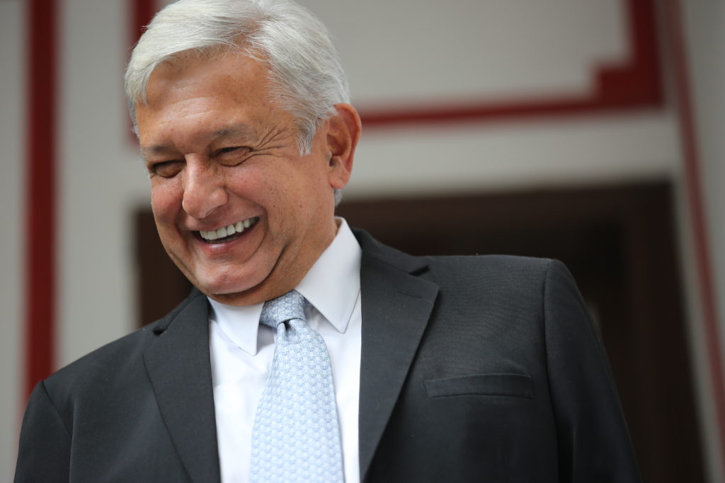 AMLO invita a 4 compañías acusadas <br>de corrupción para construir refinería