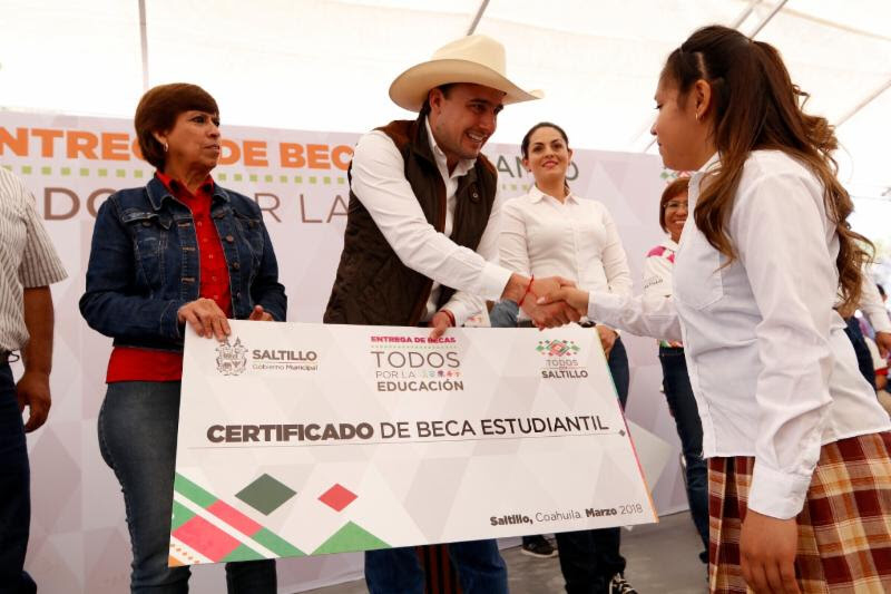 Entregará Manolo 10 mil becas <br>a niños y jóvenes que estudian