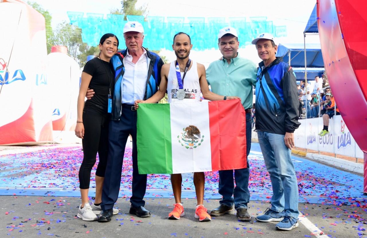 Premia Riquelme a tricampeón de maratón Lala