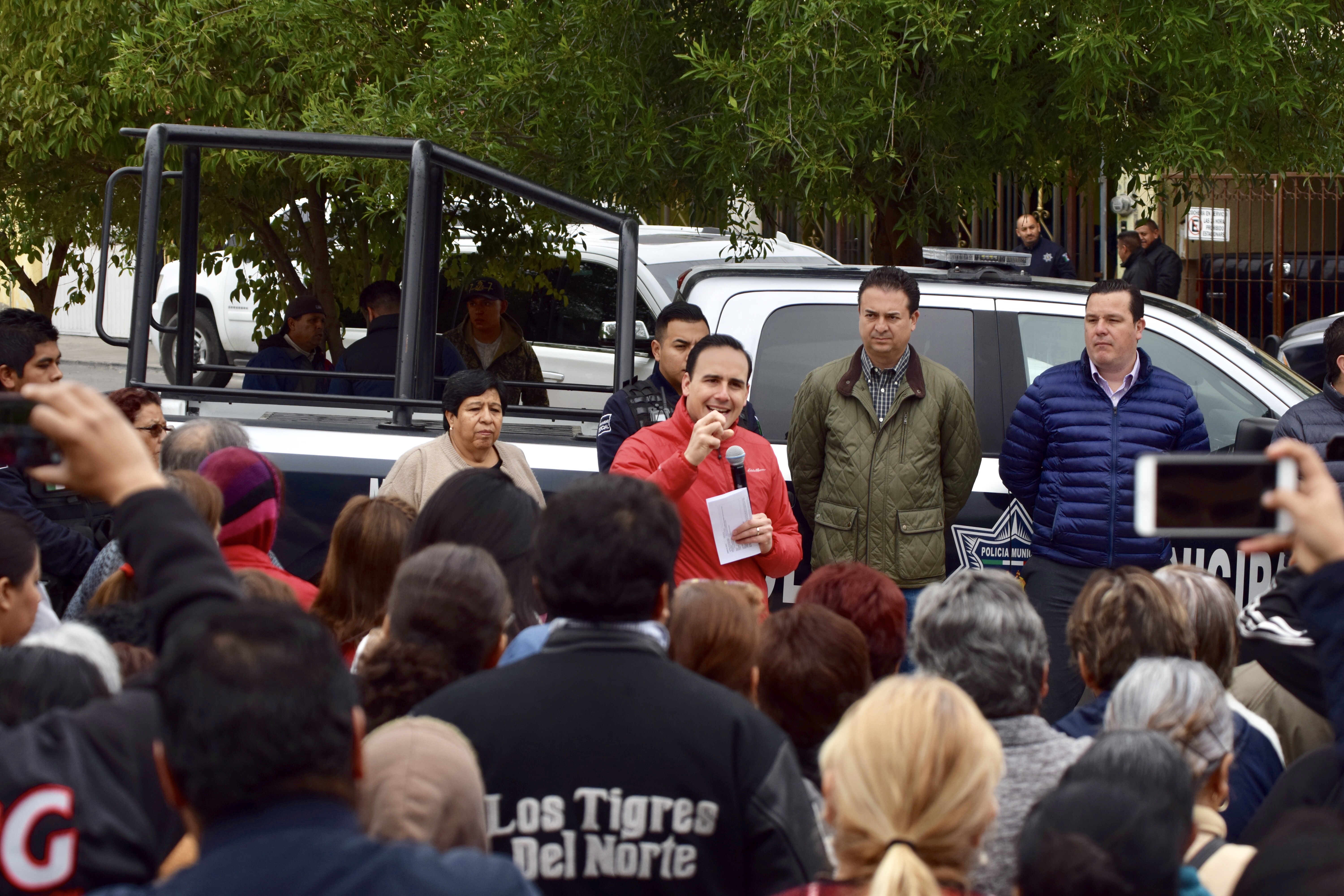 Entrega Manolo patrullas en Valle de las Flores