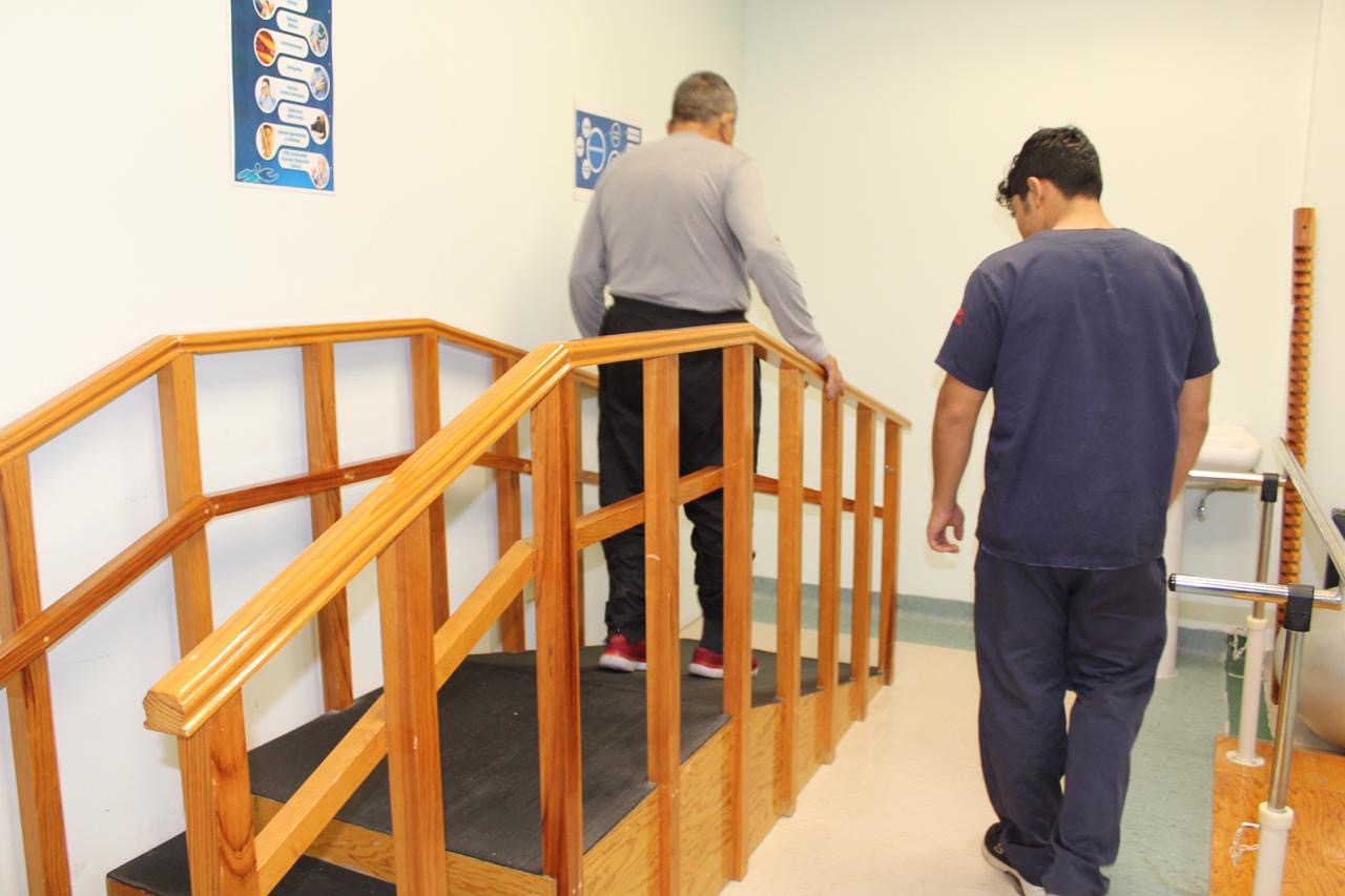 Ofrecen rehabilitación física a adultos mayores