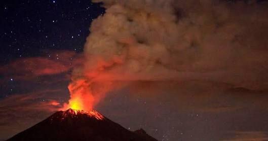 Fuerte explosión del Popocatépetl cimbra Puebla