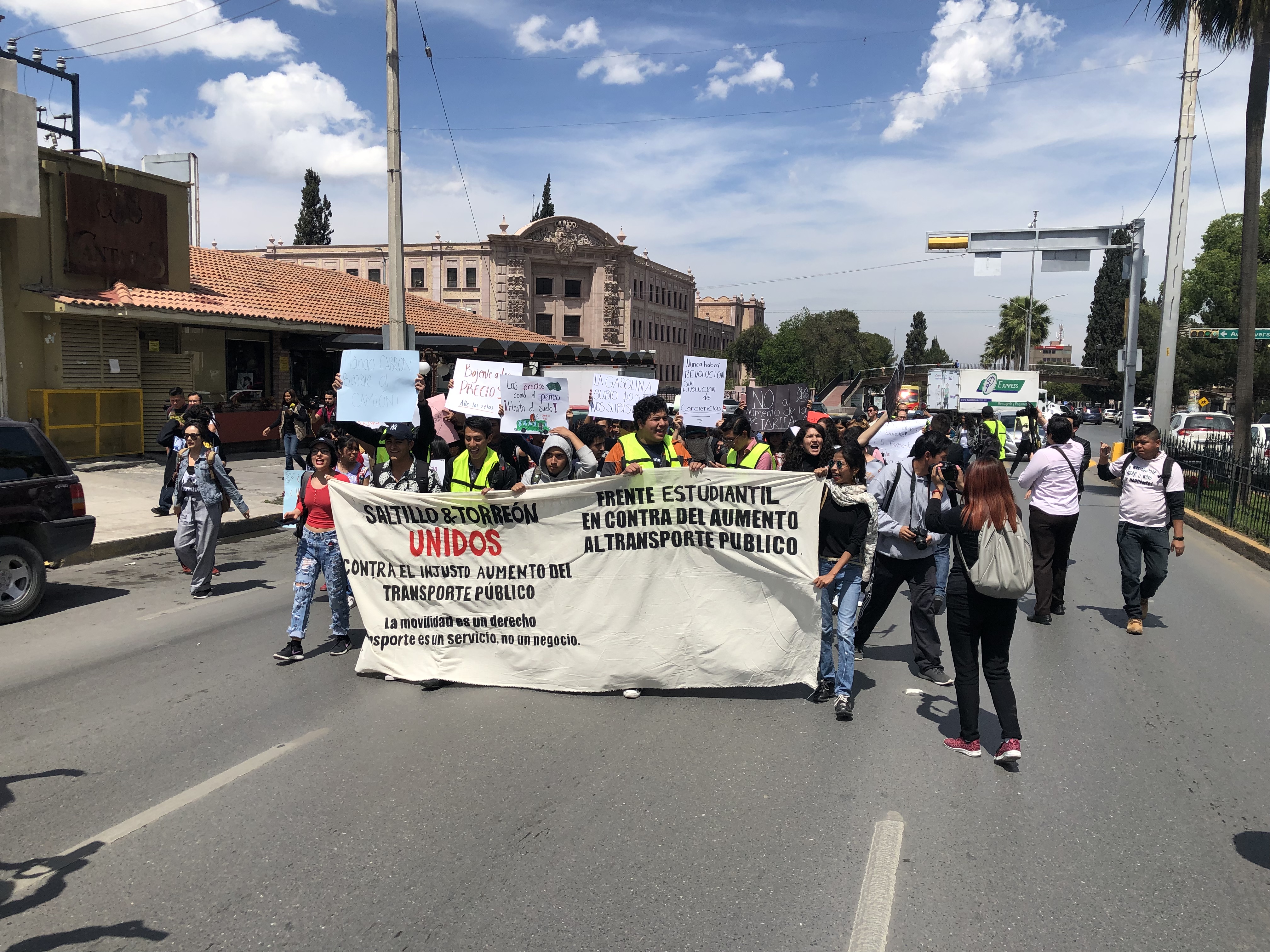 Desairan saltillenses marcha contra el <br>transporte; solo participan 30 jóvenes