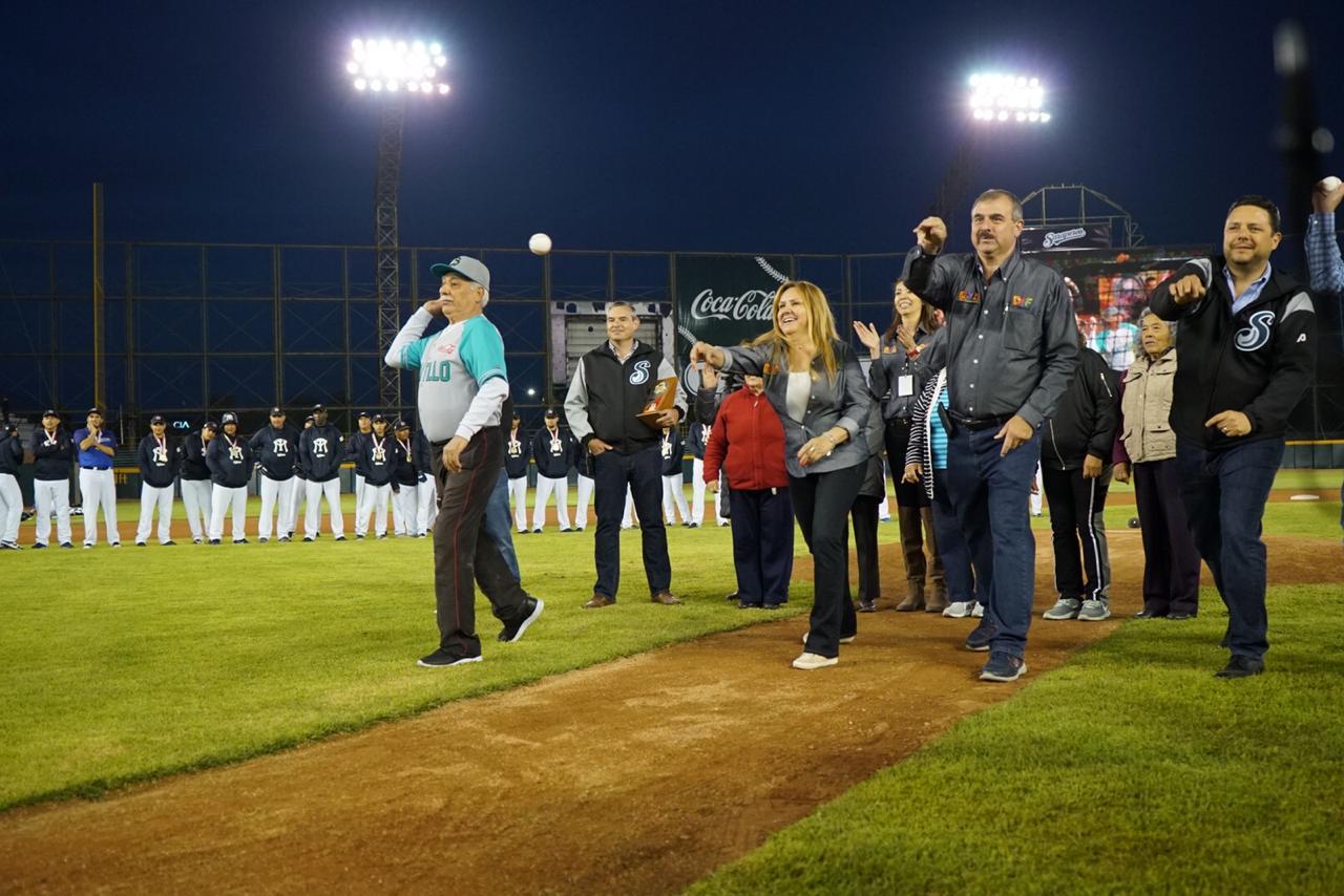 Saraperos vs Sultanes: Un ‘jonrón’ de ayuda para adultos mayores