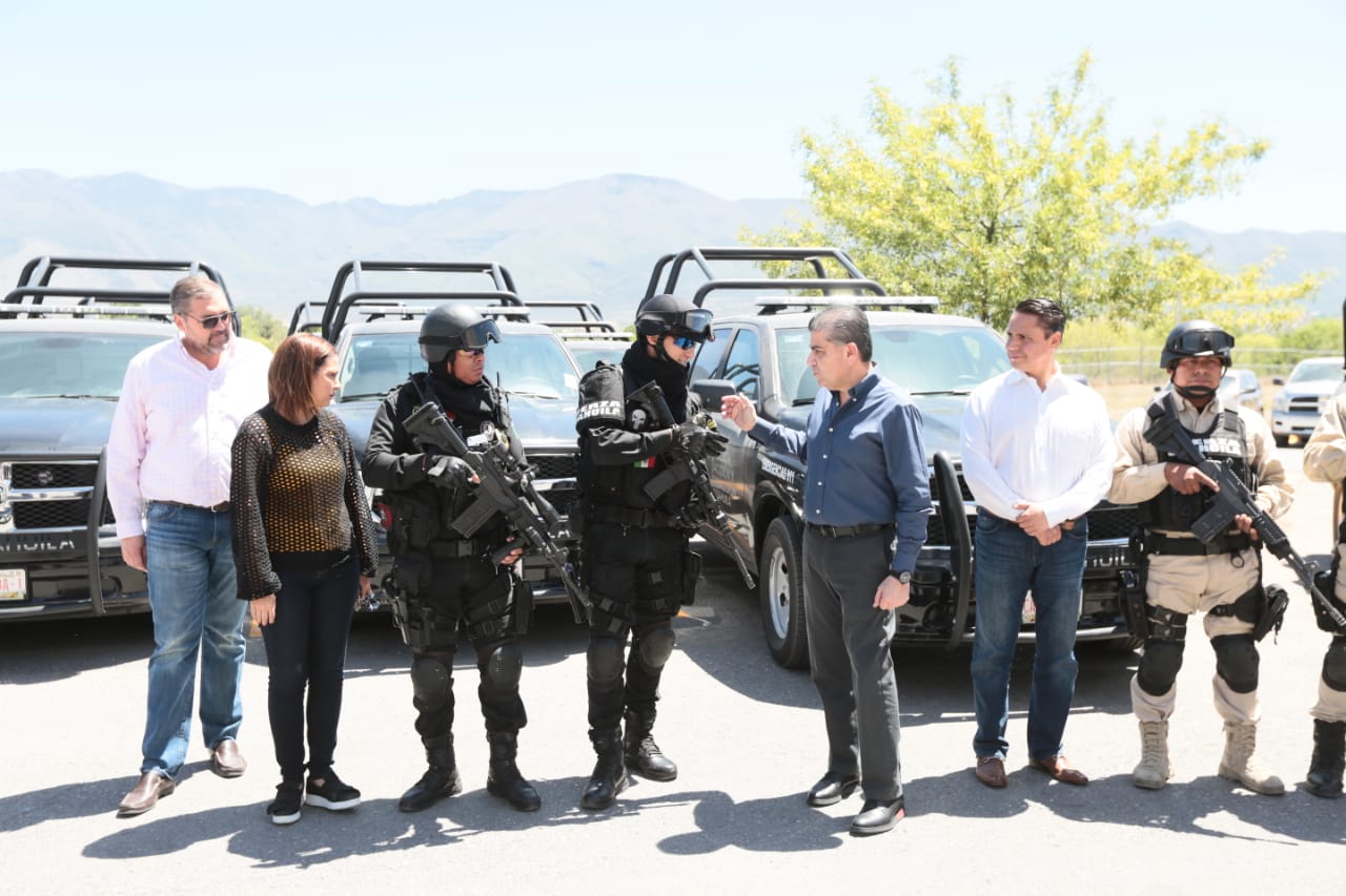 Entrega Riquelme patrullas a la policía estatal