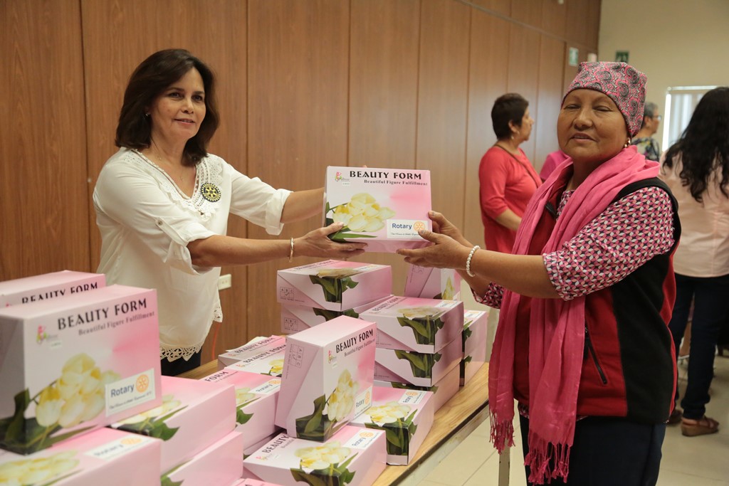 Reciben 35 mujeres prótesis externas de mama