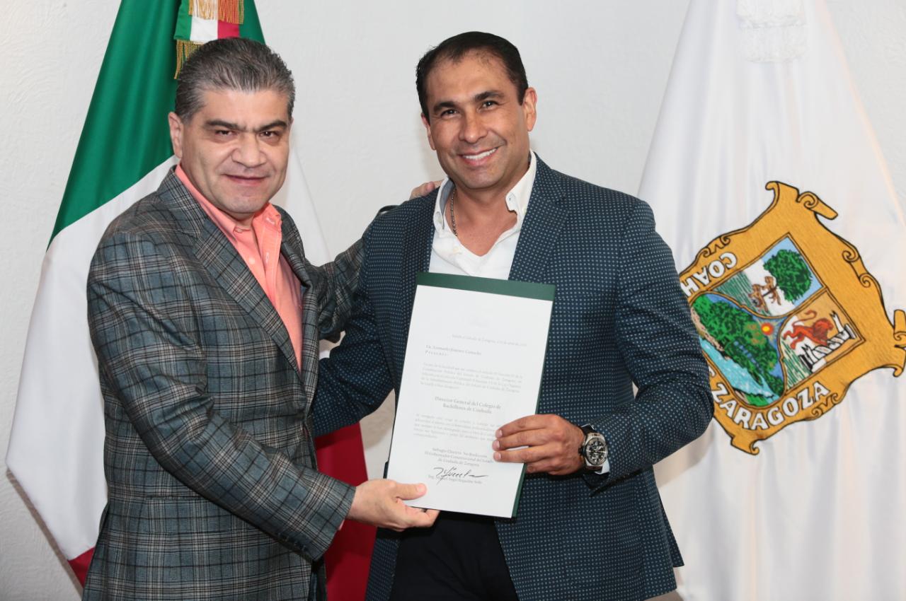 Entrega Riquelme nombramientos en materia educativa