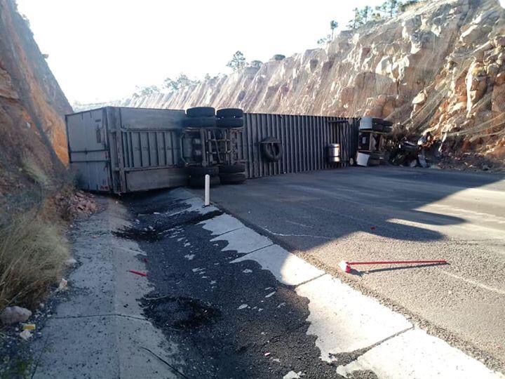 Cierran súper carretera a Mazatlán por accidente; un muerto y 4 heridos