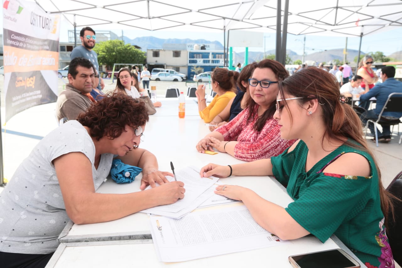 Firman sus escrituras 250 familias saltillenses