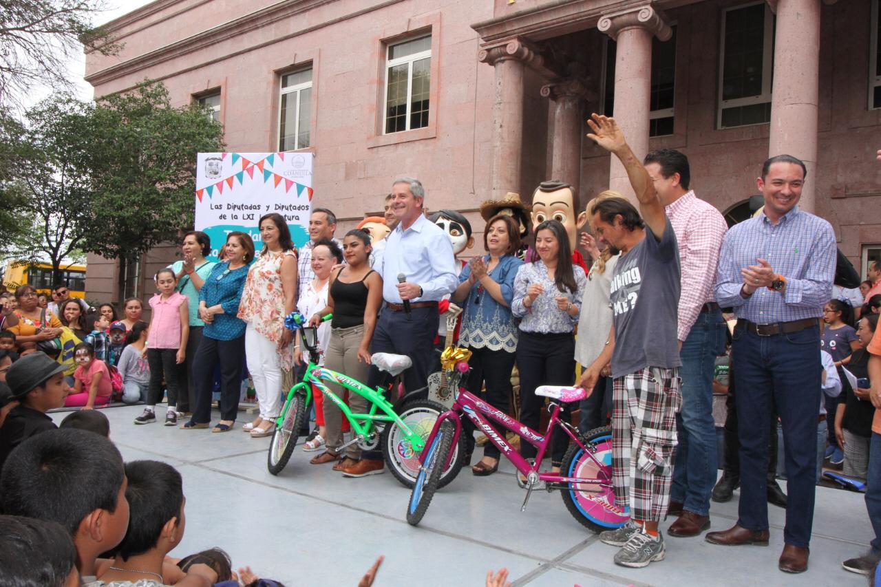 Disfrutan festejo del Congreso <br>más de 4 mil niños en su día