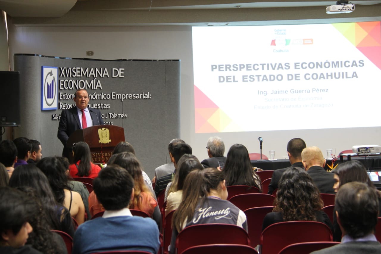 Exponen a universitarios perspectivas económicas