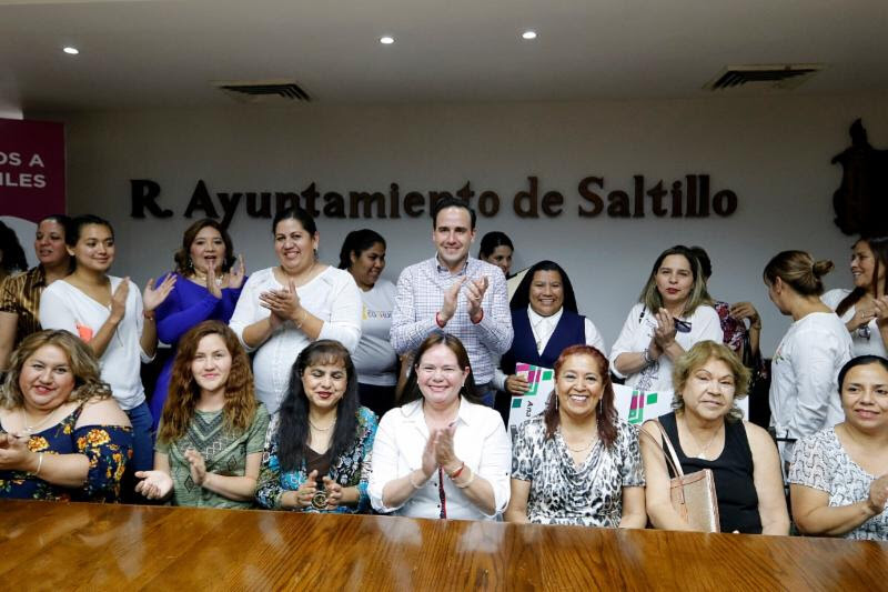 Entrega Manolo apoyos a estancias infantiles