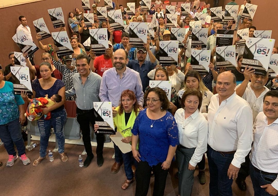 Entregan escrituras a 65 familias de Parras