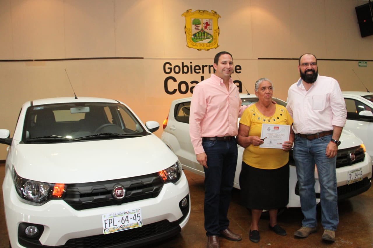 Entregan premios a contribuyentes cumplidos