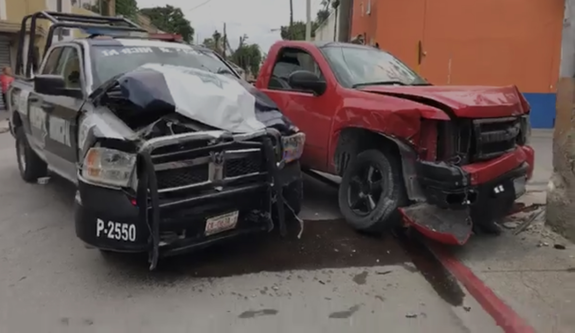 Destrozan patrulla municipal en choque en PN