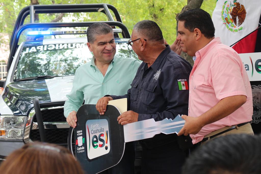 Entrega Riquelme patrullas en Morelos