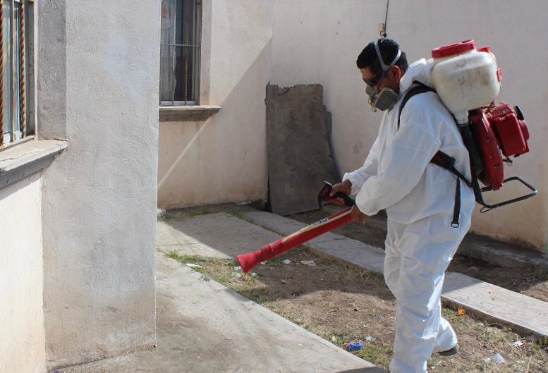 Combaten dengue con campañas de fumigación
