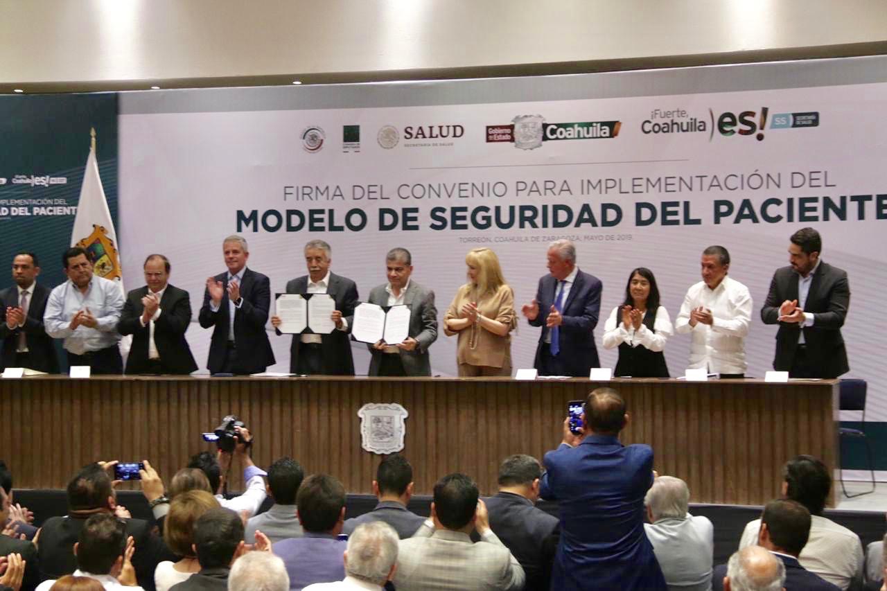 Riquelme, primer gobernador en firmar convenio <br>para el modelo de seguridad del paciente