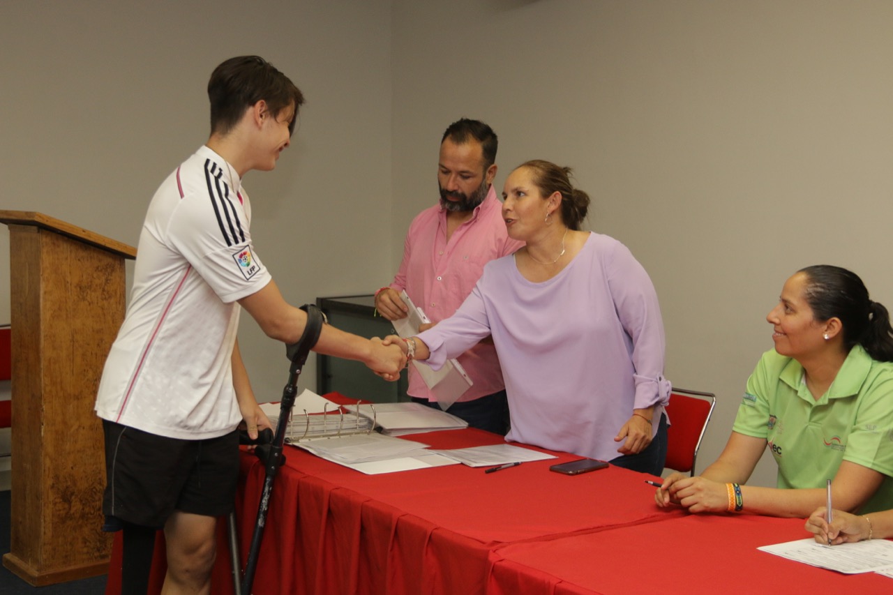 Entregan becas a medallistas laguneros