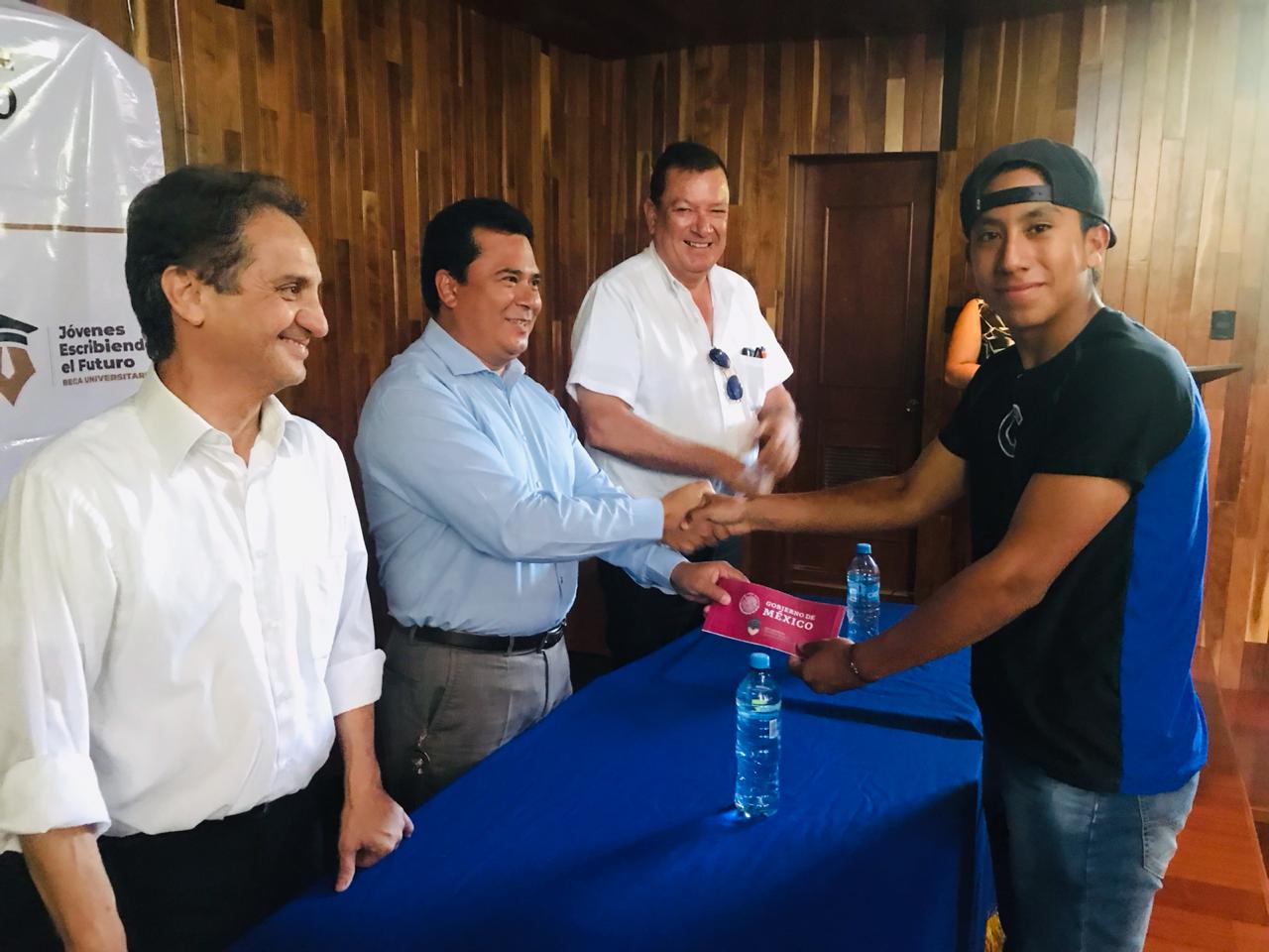Entregan becas a jóvenes de bachillerato en Saltillo