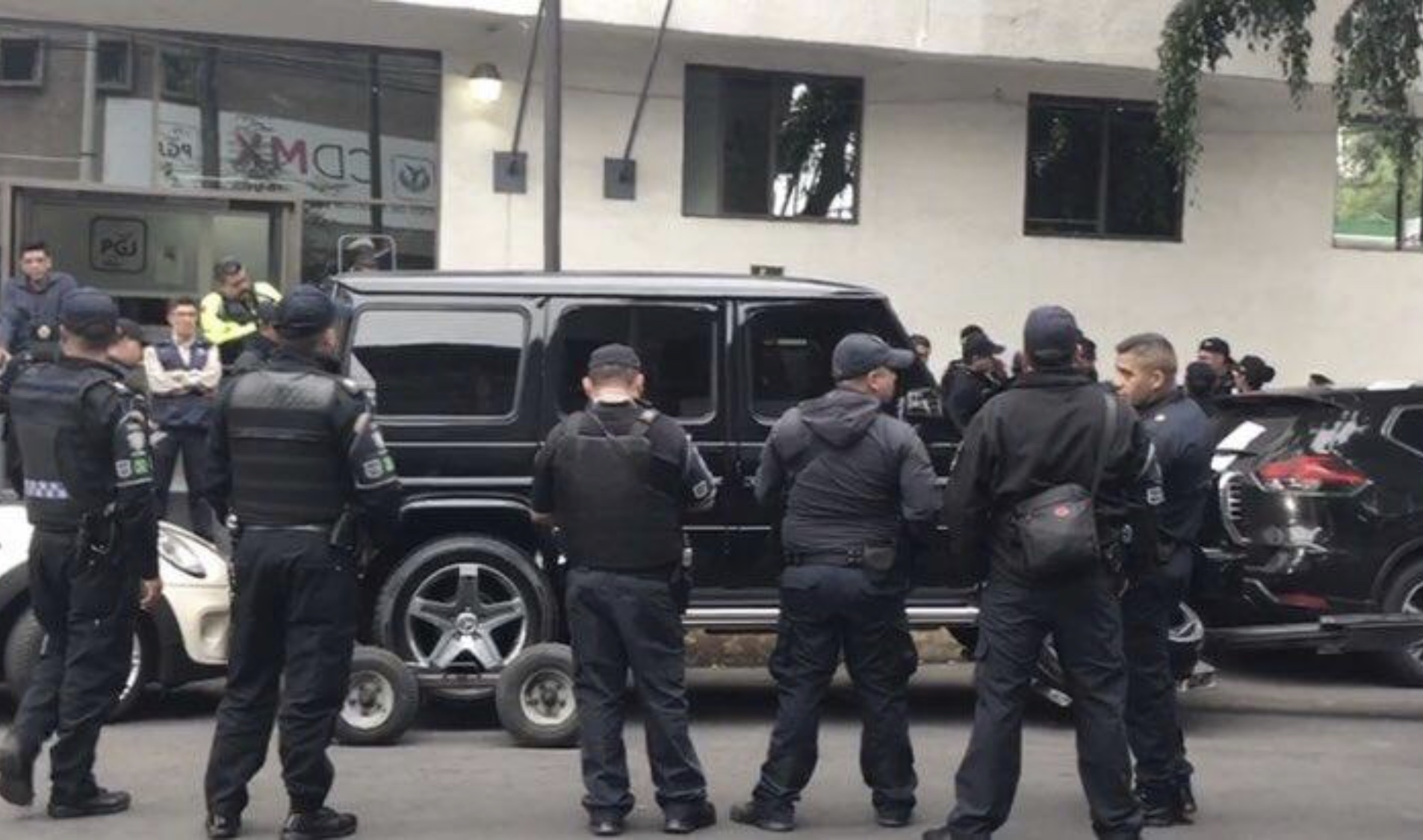 Hombres armados se atrincheran en camioneta de lujo en CDMX