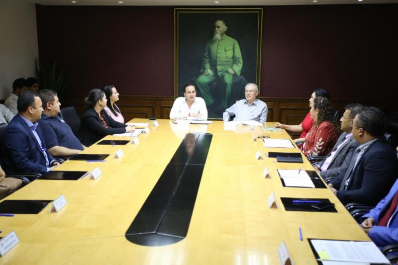 Firma Manolo convenio educativo para <br>profesionalización de servidores públicos