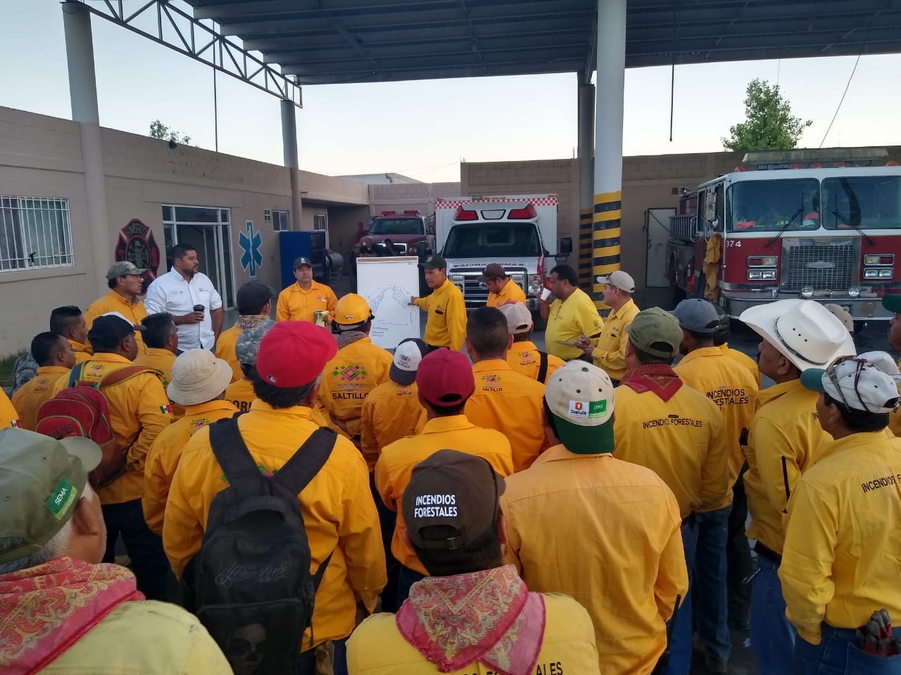 Inician sobrevuelos de reconocimiento en incendio forestal de Saltillo