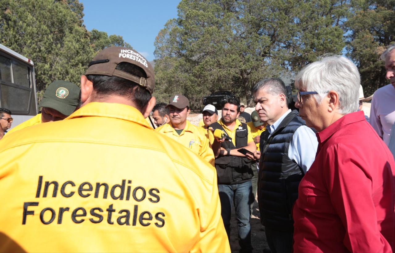 Reconoce Riquelme trabajo de brigadistas en incendio forestal