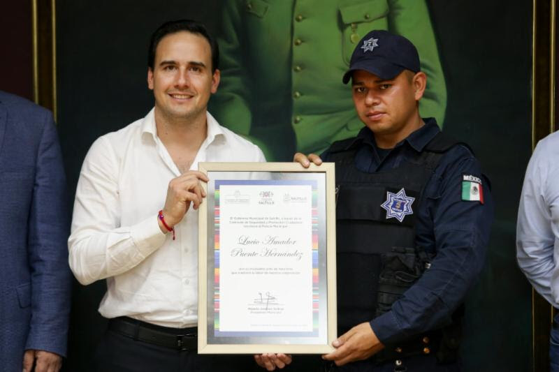 Reconoce Manolo a policías ejemplares