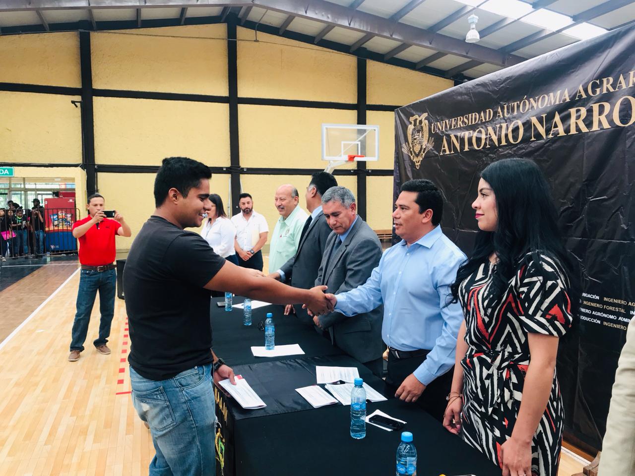 Entregan en La Narro de Torreón becas Jóvenes Escribiendo el Futuro