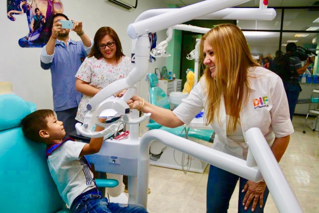 Entrega Marcela Gorgón 100 prótesis dentales
