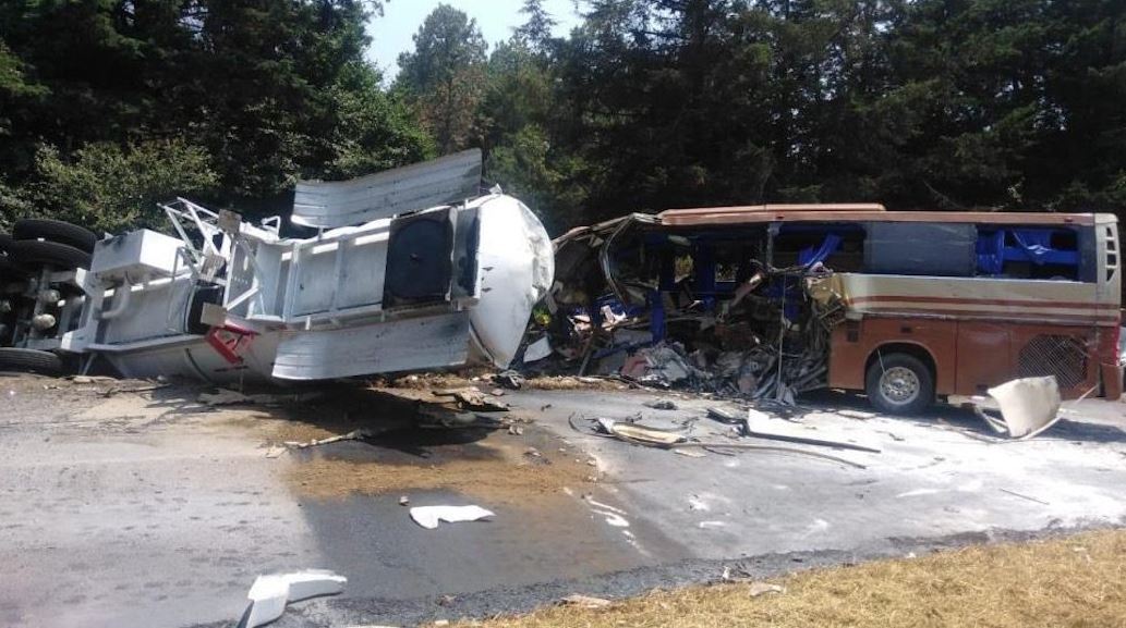 Choca autobús de “El Buki”; un muerto